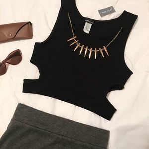 🖤 Black Crop Top Cutout Detail w/Gold Necklace 🖤